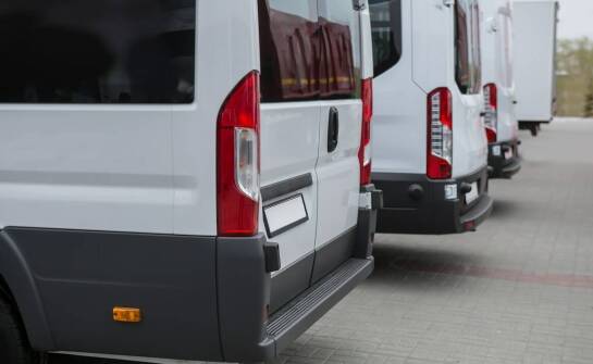 Tani transport do stolicy – jakie usługi oferują przewoźnicy?