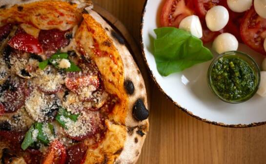 Różnorodność smaków pizzy dostępnej z dostawą prosto do domu