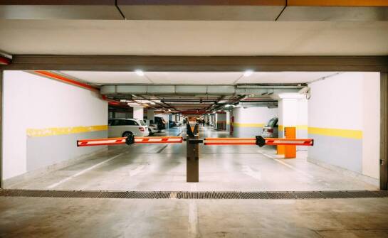 Dlaczego solidne ogrodzenie jest kluczowe na parkingu przy lotnisku?