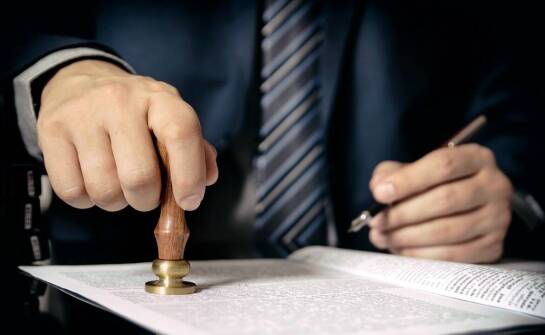 Jak notariusz tłumacz wspiera klientów przy poświadczaniu zgodności tłumaczeń z oryginałem?