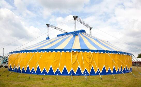 Optymalizacja przestrzeni dzięki halom namiotowym jednospadowym – co warto wiedzieć?