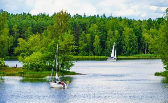 Wynajem jachtów na Mazurach dla początkujących: szkolenia i wsparcie