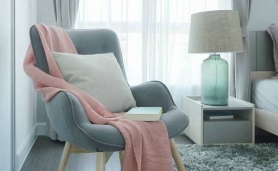 Jak narzuta na fotel finka może wpłynąć na akustykę pomieszczenia?