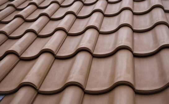 Czy sezonowość wpływa na cennik dachówek ceramicznych?