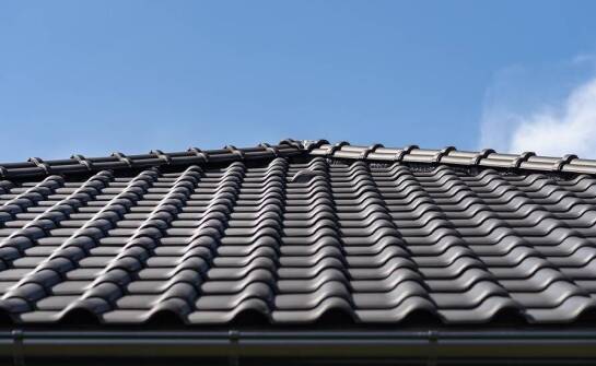 Zalety montażu dachówki ceramicznej w nowoczesnym budownictwie
