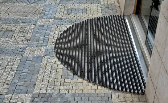 How Do Drainage Systems in Entrance Mats for Buildings Affect Their Functionality?