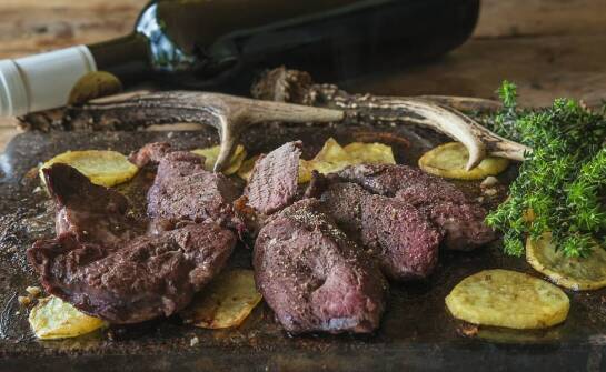 Jak przygotować stek z udźca sarny na grillu? Porady dla początkujących kucharzy