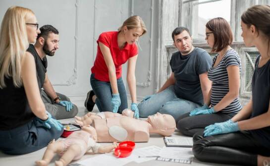 Jakie znaczenie ma dostępność przenośnych AED dla bezpieczeństwa publicznego?
