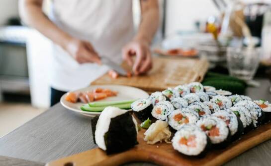 Wpływ świeżości składników na jakość sushi z dostawą do domu