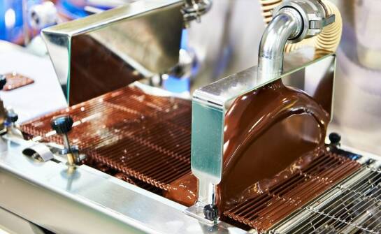 Czekolada w kąpieli wodnej z mlekiem – dlaczego jest tak popularna w cukiernictwie?