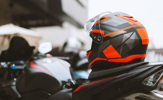 Jakie technologie zapewniają wentylację w kombinezonach motocyklowych?