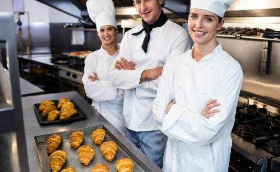 Szkolenia dla personelu gastronomicznego – jak wpływają na efektywne wykorzystanie systemów uzdatniania wody?
