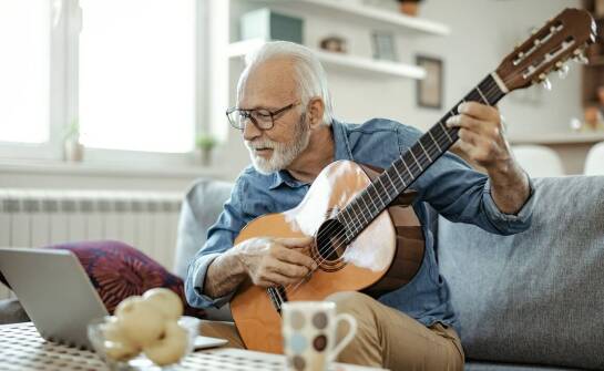 Jak regularna praktyka na gitarze elektrycznej wpływa na postępy w nauce?