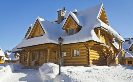 Zalety wynajmu domków z dostępem do kuchni podczas zimowych wakacji