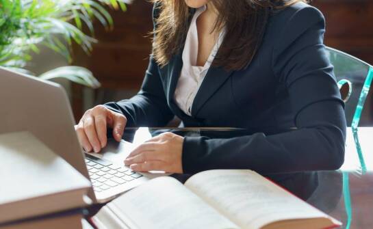 Sporządzanie umów cywilnoprawnych – dlaczego warto skorzystać z pomocy adwokata?