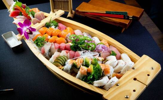 Sushi na telefon – jakie zestawy wybrać na spotkanie biznesowe?