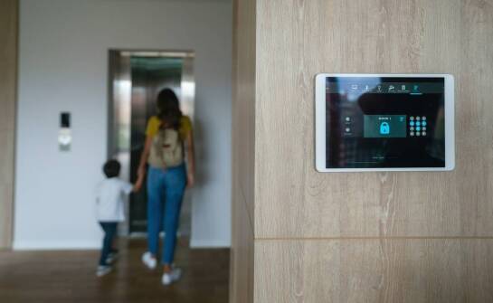 Zalety mieszkań z ogrodzonymi osiedlami i systemami domofonowymi