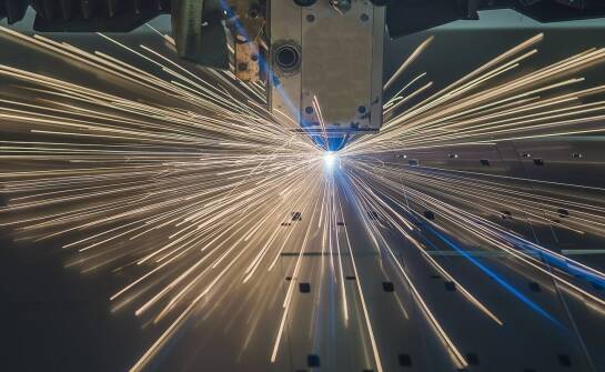 Zastosowanie wycinarek laserowych fiber w procesie precyzyjnego cięcia aluminium