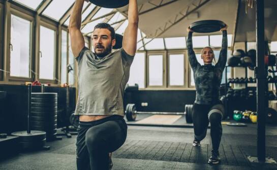 Wie beginnt man sicher mit dem Krafttraining als Anfänger?