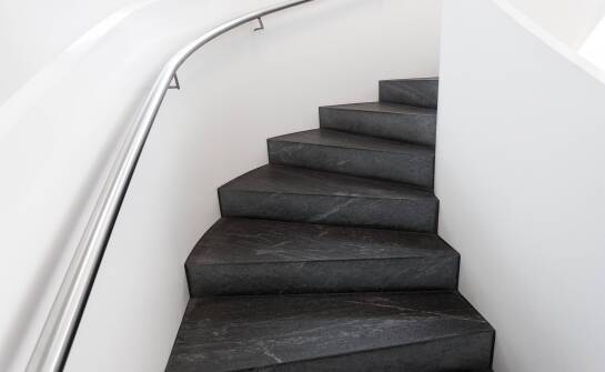 Schody z kamienia a kwestie bezpieczeństwa dla dzieci i osób starszych