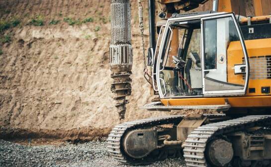 Rola sprzętu dostosowanego do różnych warunków terenowych w geotechnice