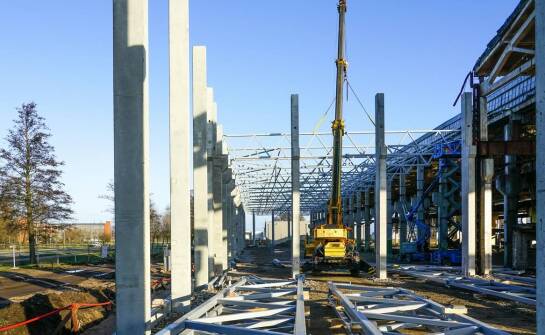 Wynajem żurawia a efektywne przenoszenie konstrukcji betonowych