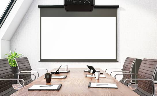 Jak przygotować salę konferencyjną do instalacji ekranu projekcyjnego?