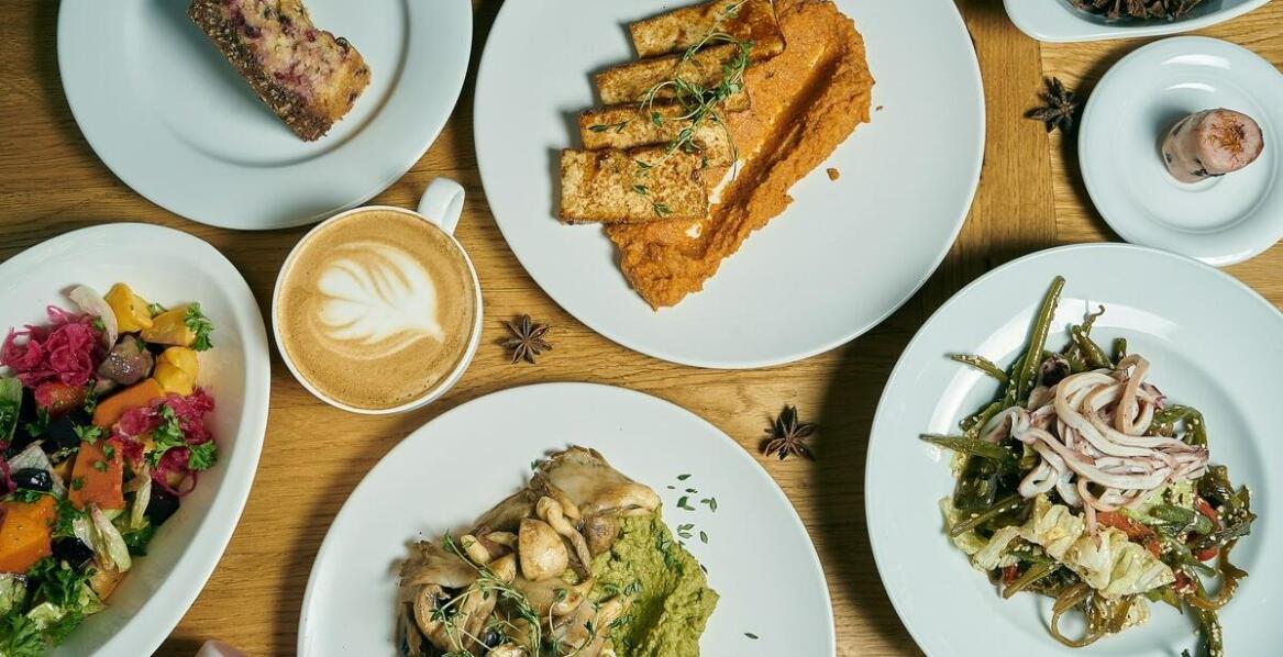 Bistro z duszą przeszłości – odkryj klimatyczne wnętrze i menu