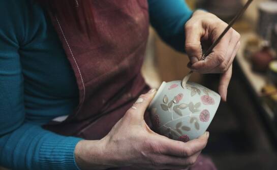 Ręcznie robione kubki ceramiczne – dlaczego warto je mieć?