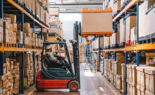 Zalety stosowania wózków widłowych LGV w nowoczesnych liniach produkcyjnych