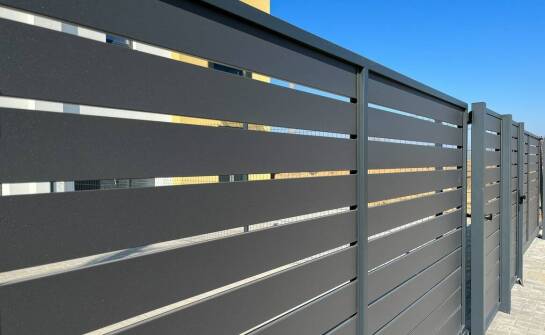 Jakie są zalety ogrodzeń aluminiowych w porównaniu do tradycyjnych?