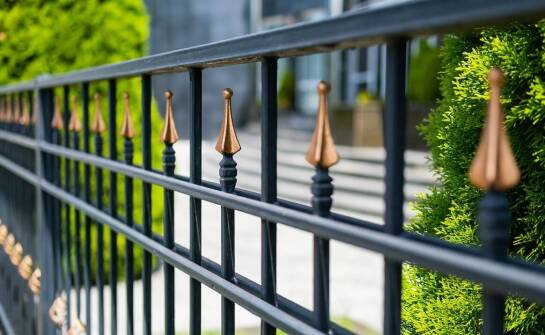 Akcesoria do ogrodzeń: co warto uwzględnić przy zakupie?
