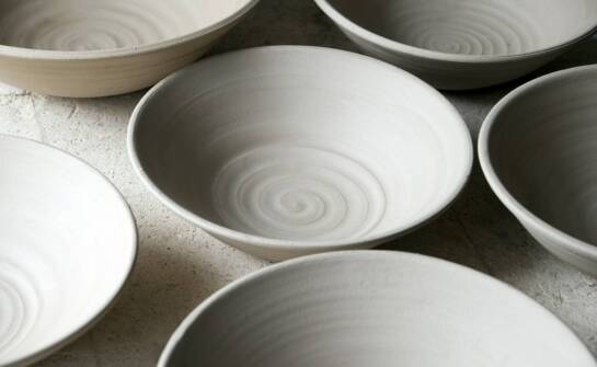 Elegancja i funkcjonalność – ceramiczne patery w kuchni