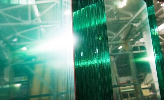 Wpływ paneli szklanych na oświetlenie i atmosferę w łazience