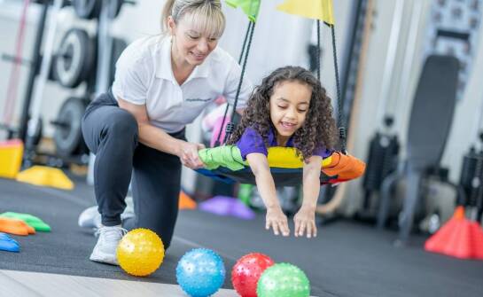 Neurologopeda a terapia sensoryczna: jak łączą się te dziedziny
