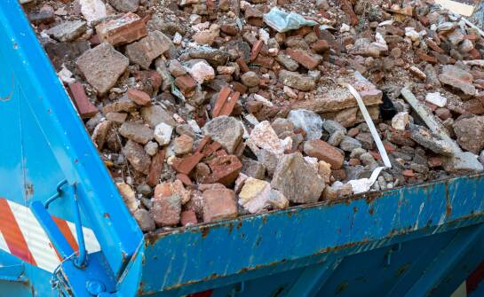 Container für Bauabfälle: Welche Eigenschaften sollten sie haben?