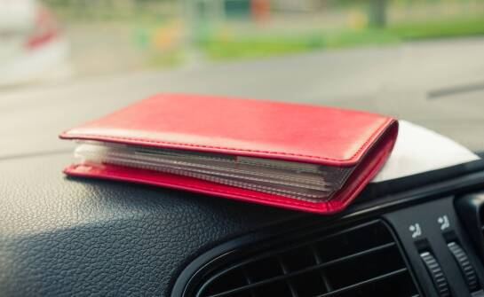 Dokumentenmappe fürs Auto – Eine Geschenkidee für Autofahrer
