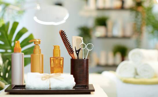 Wpływ regularnej aktualizacji oferty kosmetyków na sukces salonu fryzjerskiego