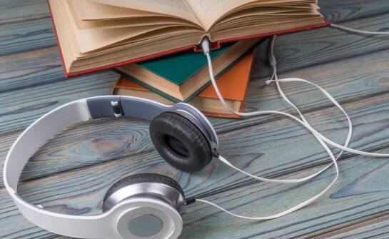 Jakie są kluczowe aspekty współpracy z lektorem audiobooków?