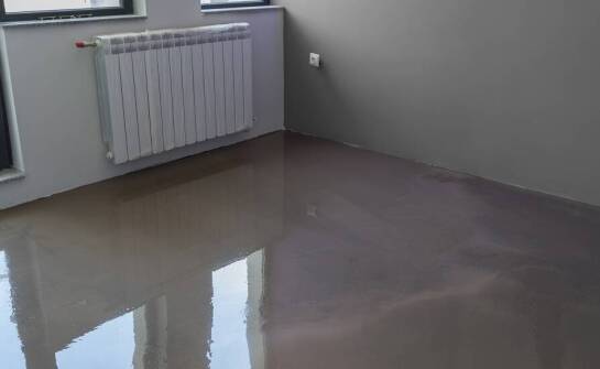 Jakie są różnice w zastosowaniu posadzek cementowych i anhydrytowych w różnych sektorach?