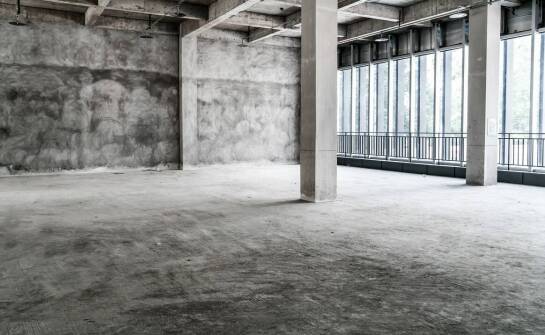 Posadzki betonowe w nowoczesnych halach produkcyjnych – jak je zaprojektować?