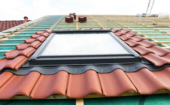 Okno Velux 78x140 a bezpieczeństwo użytkowników na poddaszu