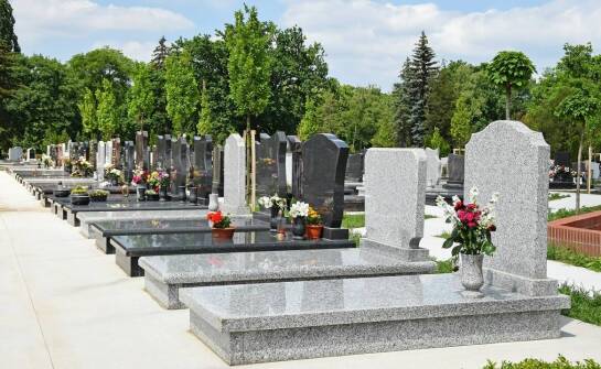 Różnorodność materiałów nagrobkowych dostępnych w ofercie zakładu