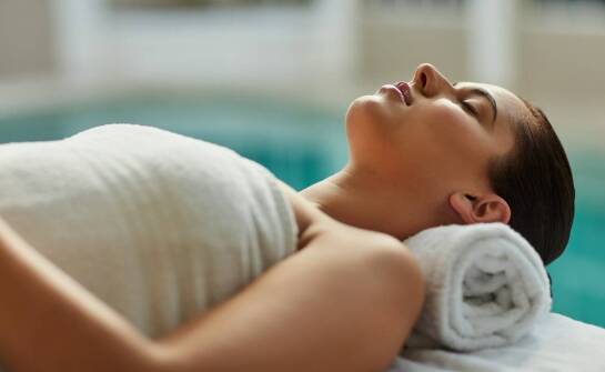 Jakie atrakcje oferuje hotel z dostępem do spa dla odwiedzających park rozrywki?