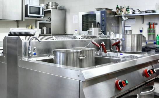 Kosz otwierany nogą – dlaczego warto go mieć w restauracji?