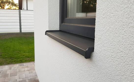 Jakie są zalety parapetów aluminiowych w nowoczesnym budownictwie?