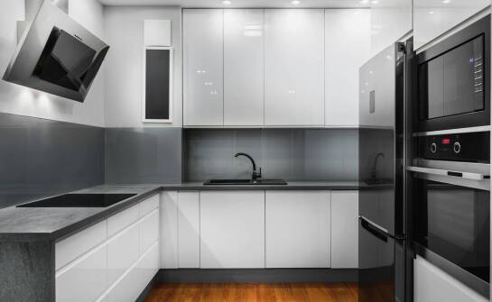 Jak wybrać odpowiednie szkło hartowane do nowoczesnej kuchni?