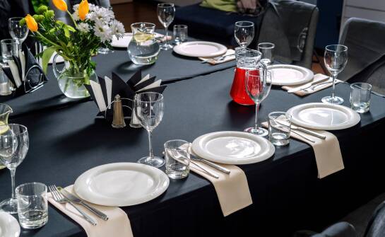 Plamoodporne obrusy do restauracji – inwestycja w jakość i wygodę