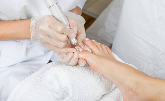 Jak pedicure medyczny może pomóc w leczeniu zmian na płytce paznokciowej?