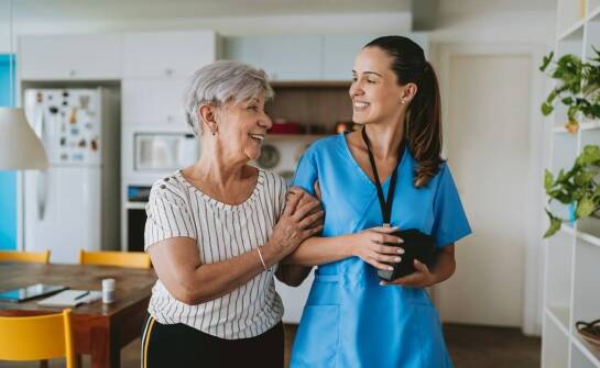 Jak cena usług opiekuńczych wpływa na wybór odpowiedniej firmy?